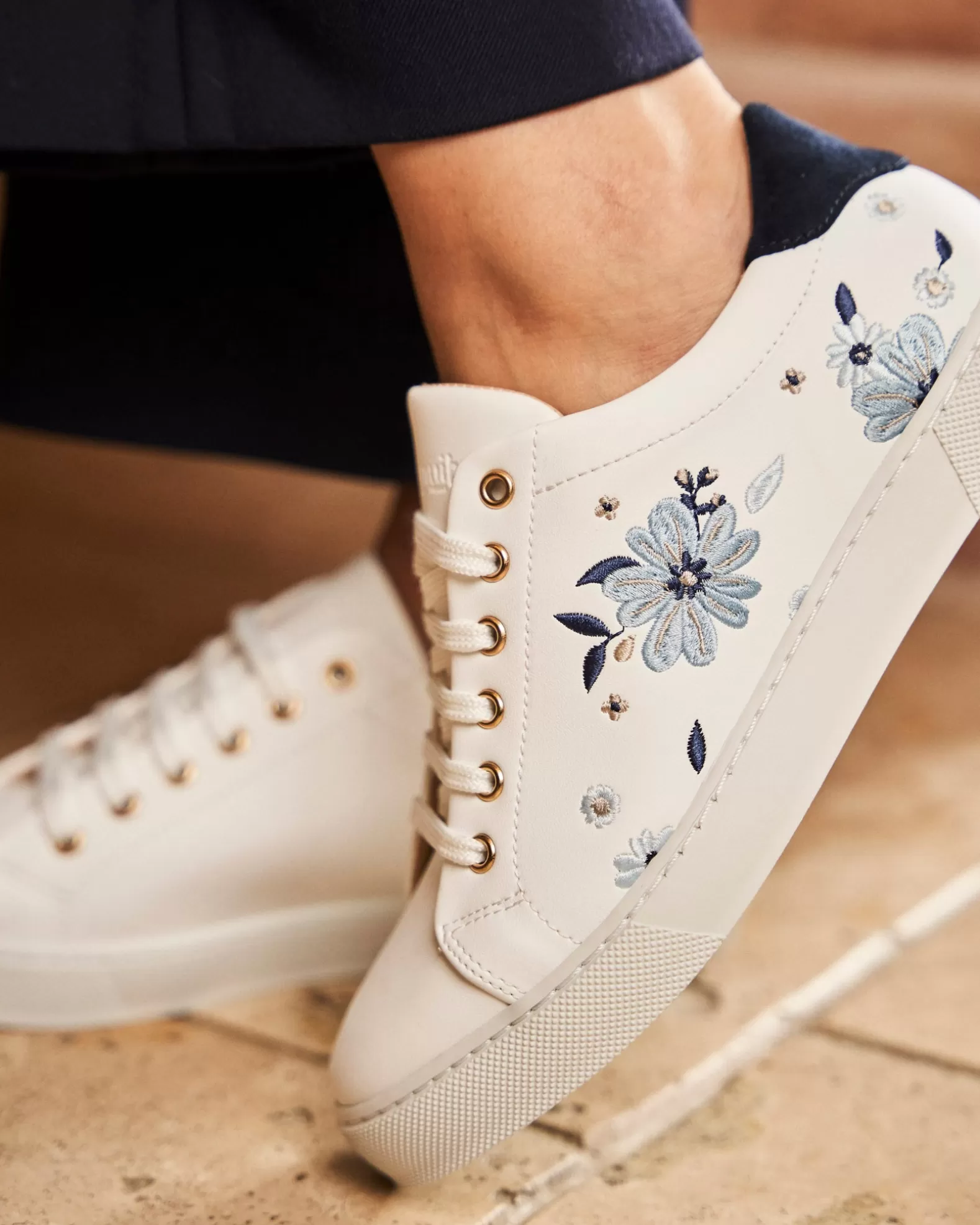 Minuit sur Terre Virevolte Fleur Bleue Sale