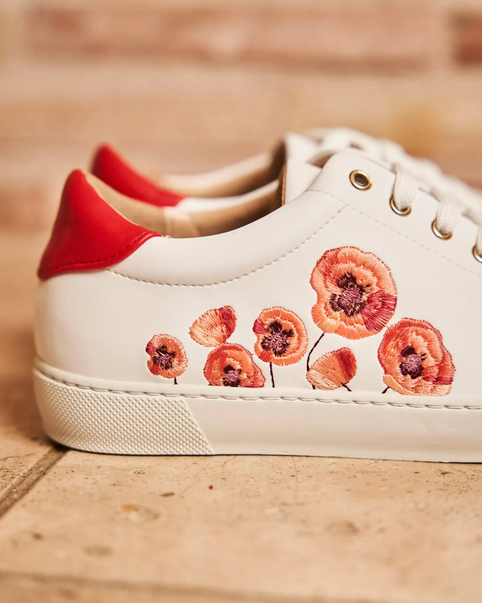 Minuit sur Terre Virevolte Fleurs Rouges Outlet