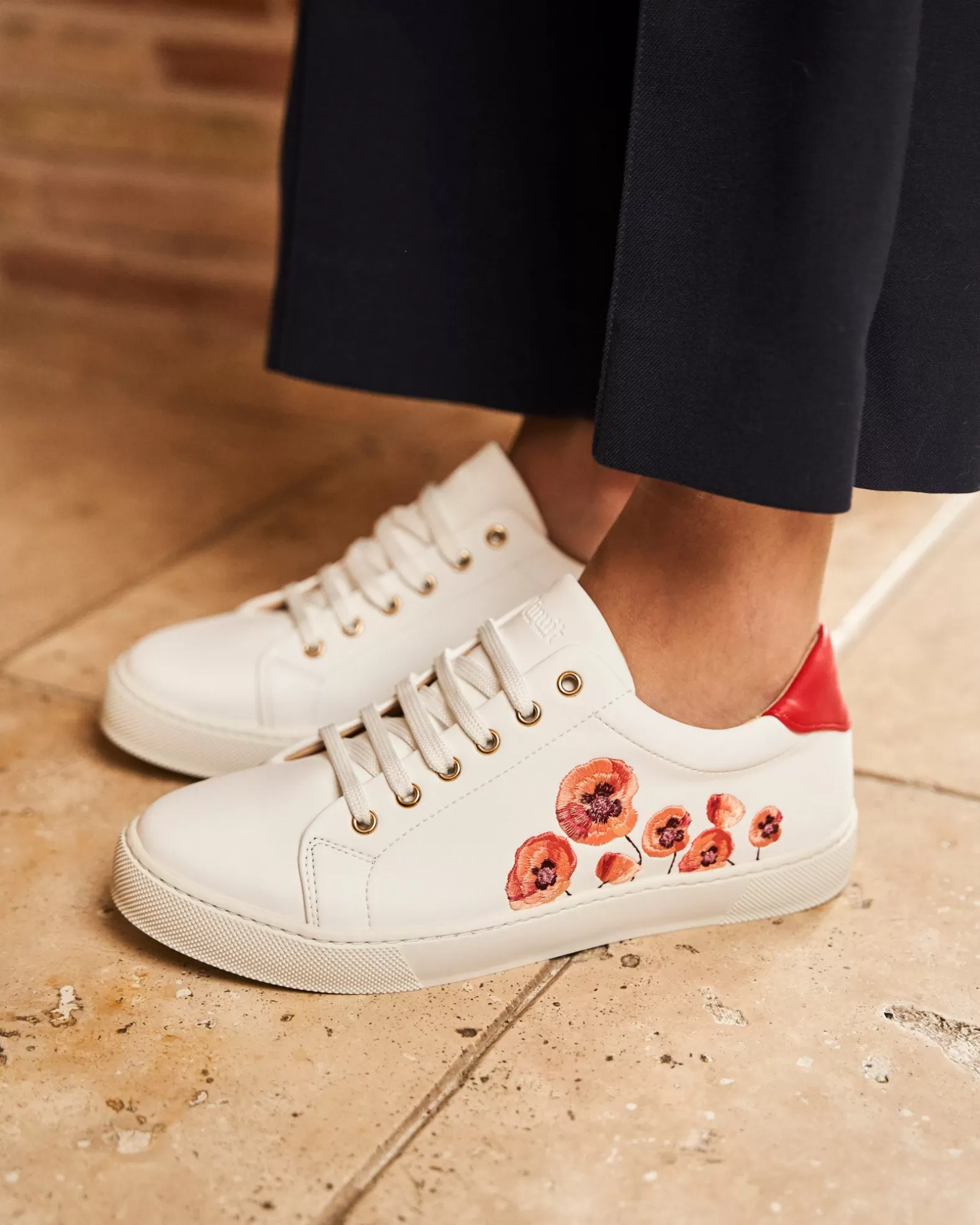 Minuit sur Terre Virevolte Fleurs Rouges Outlet