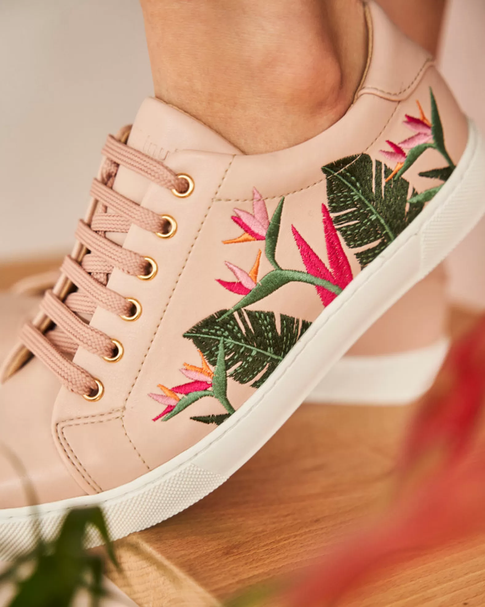 Minuit sur Terre Virevolte Tropical Rose Hot